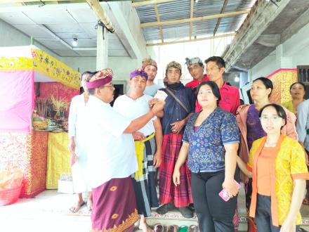 PENYERAHAN BANTUAN BIAYA PEMBELIAN BANTEN UPACARA PITRA YADNYA